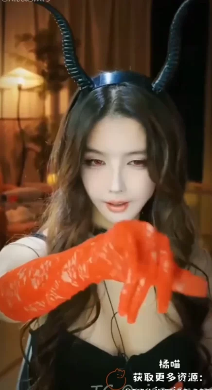 大艺术嘉新作封神！女魔王红色蕾丝手套COS，这细节你敢信是手工做的？-橘喵